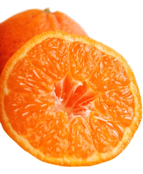 緑の背景に皮をむいたオレンジ — ストック写真