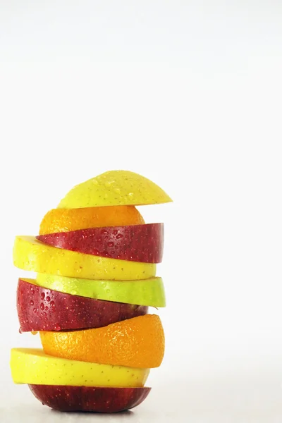 Некоторые ломтики различных свежих фруктов — стоковое фото