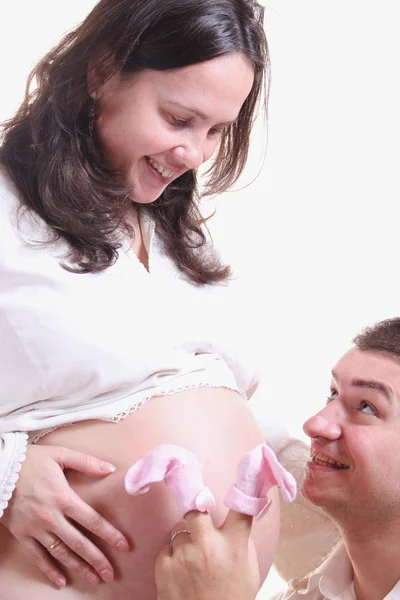 Mulher grávida feliz com um marido amoroso — Fotografia de Stock