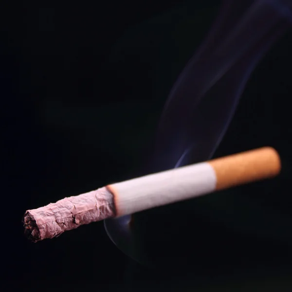Sigaret op een zwarte achtergrond — Stockfoto