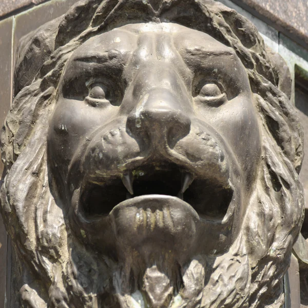 Escultura de un león como símbolo de fuerza y grandeza —  Fotos de Stock