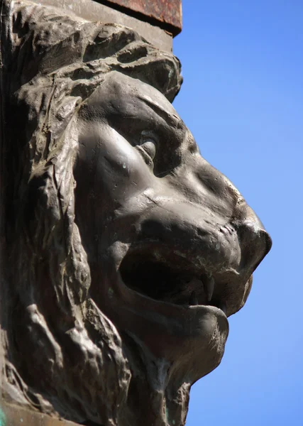 Socha lva jako symbol síly a velikosti — Stock fotografie