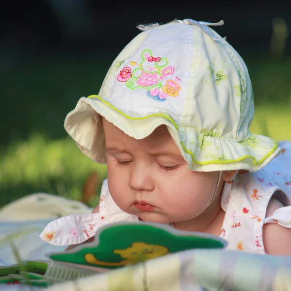 Bebek kitap izliyor — Stok fotoğraf