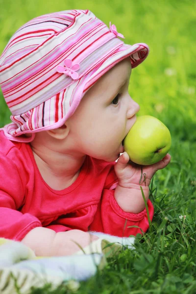 婴儿正在吃一个苹果 — 图库照片