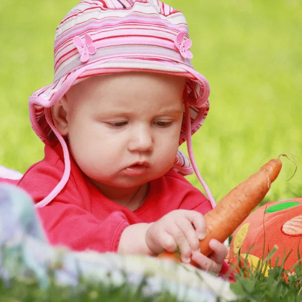可爱的宝宝要吃胡萝卜 — 图库照片