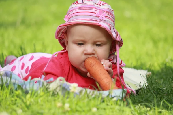 孩子在吃胡萝卜 — 图库照片