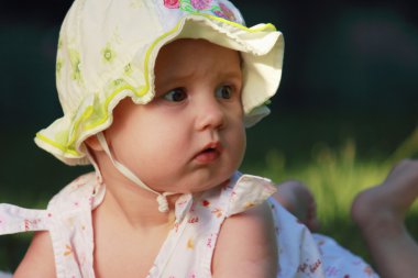 sürpriz bebek yeşil çimenlerin üzerinde