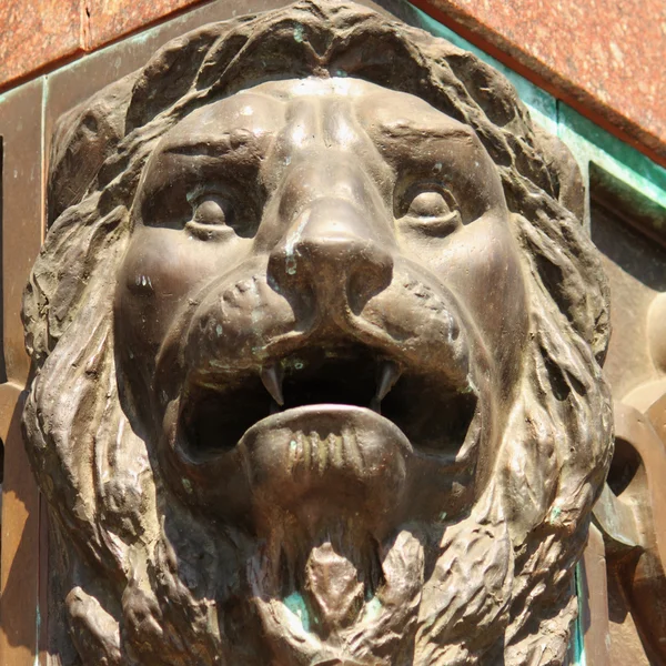 Escultura de un león como símbolo de fuerza — Foto de Stock