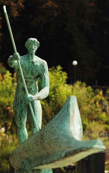 Харон - носитель душ умерших через реку Стикс
 