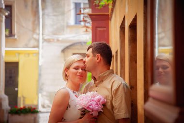 Şefkat ve aşk kavramı. Sevimli mutlu çift. Aşık evli bir çiftin romantik portresi. İnsanlar öpüşüyor..