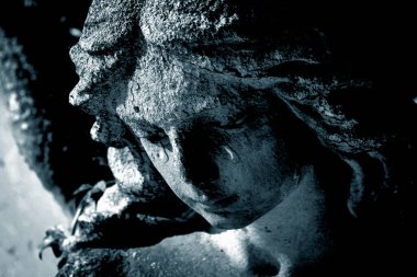 Ölüm kavramı. Acı, korku ve insan hayatının sonu için ağlayan üzgün melek. Eski bir heykelin parçasını kapat.