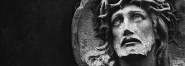 Dikenli bir taç içindeki Yüce İsa. Acı, ölüm ve yeniden doğuşun sembolü olarak yüzündeki yaşlar. Antik bir heykelin parçası. Boşluğu kopyala.