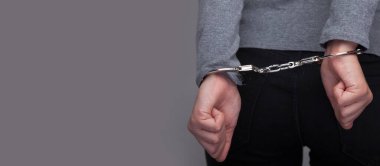 Yolsuzluk, dolandırıcılık ve rüşvetin sembolü olarak kelepçelenmiş iş kadınının portresi. Boşluğu kopyala.