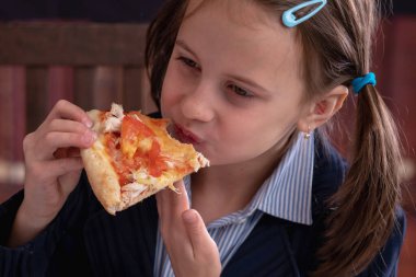 Mola ve sağlıklı atıştırma konsepti. Öğle yemeği molasında genç ve güzel bir kız öğrencinin portresini yakından çek. Yatay resim.