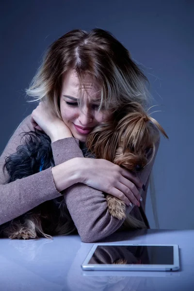 Mujer Casada Abrazando Perro Pequeño Mirando Una Tableta Con Malas — Foto de Stock
