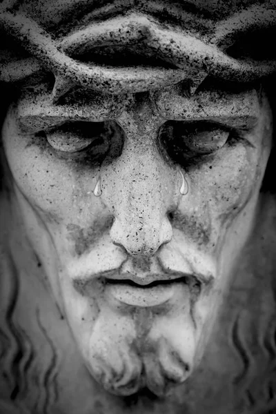 Fragmento Uma Estátua Antiga Jesus Cristo Coroa Espinhos Fechar Lágrimas — Fotografia de Stock