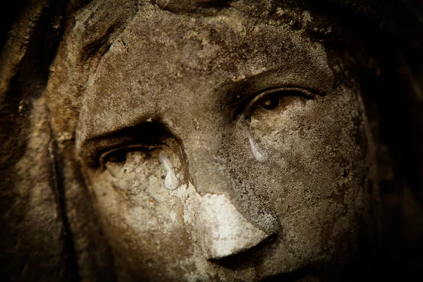 Fragmento Estátua Antiga Virgem Maria Chorando Lágrimas Seu Rosto Como — Fotografia de Stock