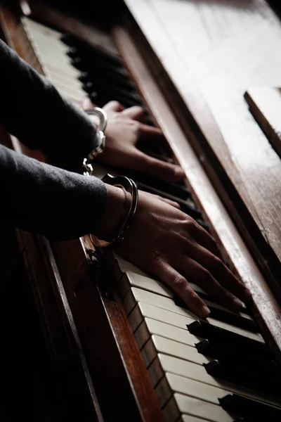 Концептуальный Образ Музыка Моя Жизнь Женщина Наручниках Играет Пианино Вертикальное — стоковое фото