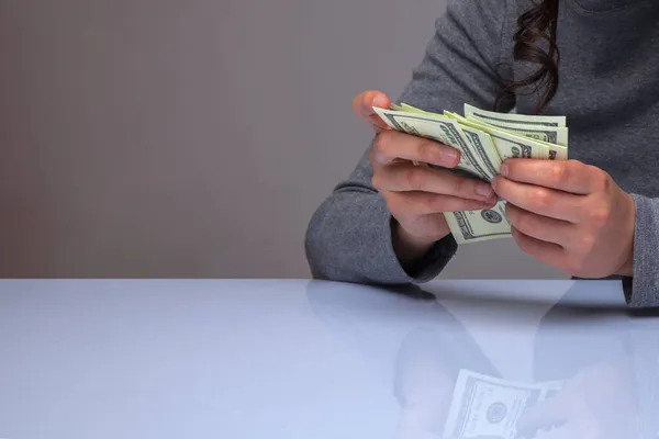 Mujer Negocios Cuenta Dinero Las Facturas Del Dólar Ganancias Ganancias — Foto de Stock
