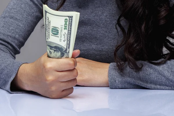 Cierre Mujer Negocios Con Billetes Dólar Como Símbolo Riqueza Trabajo — Foto de Stock