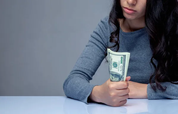 Mujer Negocios Sosteniendo Billetes Dólar Como Símbolo Riqueza Trabajo Salario — Foto de Stock