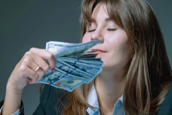 Πορτρέτο Της Ευχαριστημένης Ενήλικης Γυναίκας Επιχειρηματία Οσφραίνεται Χαρτονομίσματα Του Δολαρίου — Φωτογραφία Αρχείου