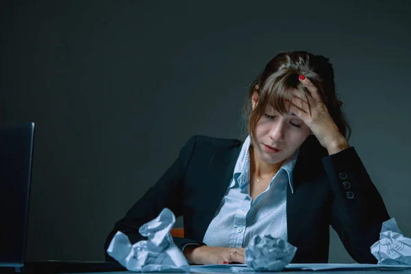 Ofiste Fazla Mesai Yapan Duygusal Stresten Başı Ağrıyan Mutsuz Depresif — Stok fotoğraf
