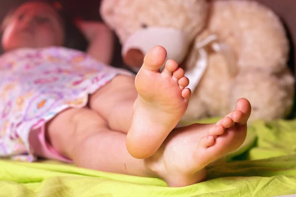 Uyku zamanı konsepti. Yatakta uyuyan güzel bir kız çocuğu. Seçici odaklanma. Yatay resim.