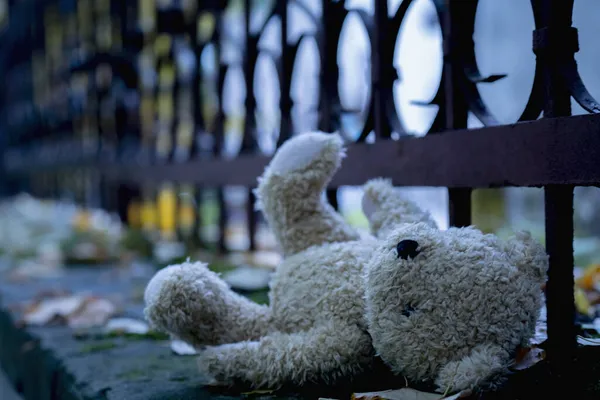 Imagem Conceitual Infância Perdida Solidão Urso Peluche Sujo Deitado Livre — Fotografia de Stock