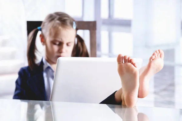 Triste Stanca Giovane Bella Ragazza Affari Che Lavora Ufficio Piedi — Foto Stock