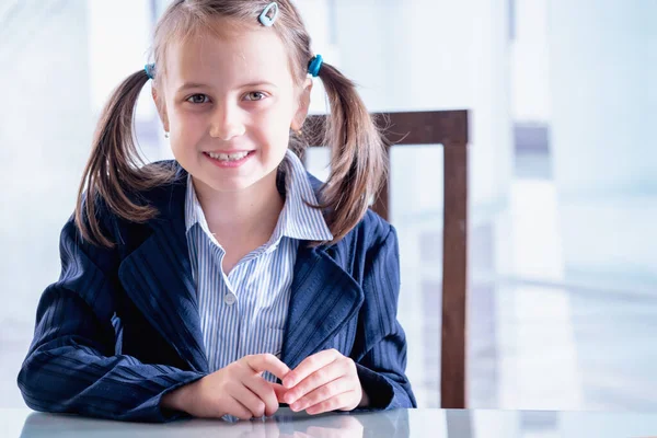 Retrato Humorístico Niña Negocios Está Feliz Trabajar Oficina Copiar Espacio — Foto de Stock