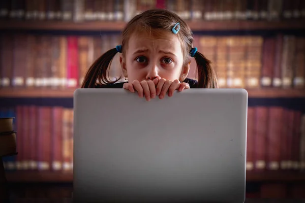 Koncepcja Edukacji Portret Młodej Pięknej Dziewczynki Pracującej Laptopem Czytającej Książki — Zdjęcie stockowe
