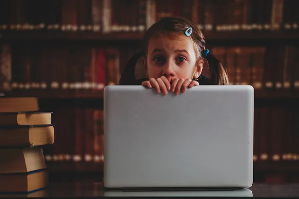 最大の図書館はデジタル図書館である 図書館に座ってノートパソコンで学ぶ若い美しい少女の肖像画 スペースのコピー — ストック写真