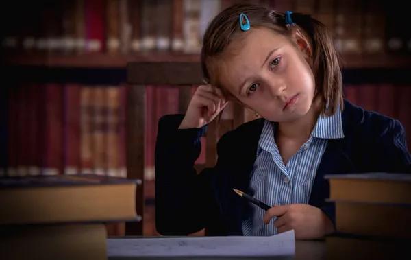 Joven Hermosa Estudiante Trabajando Biblioteca — Foto de Stock