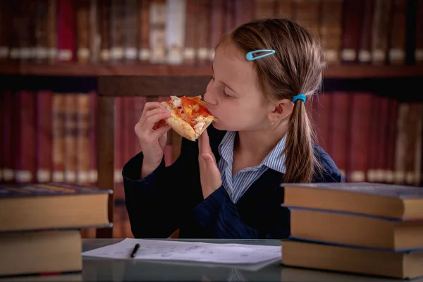 Concepto Descanso Bocadillos Saludables Retrato Una Joven Hermosa Estudiante Durante — Foto de Stock