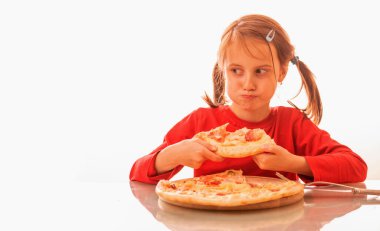 Güzel bir kızın komik yüz ifadesi, lezzetli bir dilim pizzayı seviyor, bu tadı seviyor, iyi bir iştahı var..