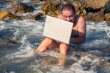 İş adamının komik görüntüsü görüntülü sohbet yoluyla çalışıyor.. 