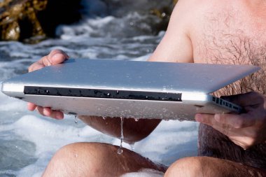 Bilgisayar defterini temizleme işleminin komik bir görüntüsü. Kapat..