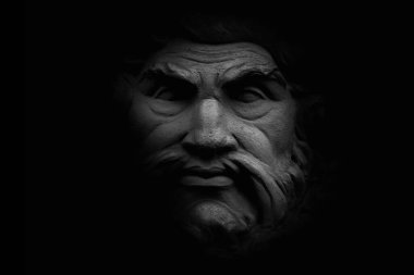 Tanrı Zeus (Jüpiter). Olimpiyat tanrılarının kralı ve gök gürültüsü ve gök gürültüsünün hükümdarı. Siyah arkaplanda antik heykel.