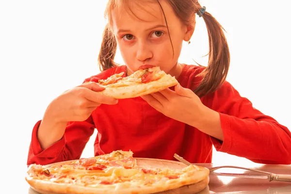 Lustige Mimik Der Schönen Kind Mädchen Genießt Leckere Scheibe Pizza — Stockfoto