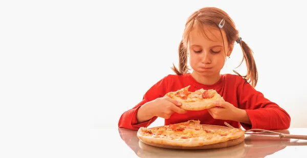 Vicces Arckifejezése Gyönyörű Gyermek Lány Élvezi Finom Szelet Pizza Szereti — Stock Fotó