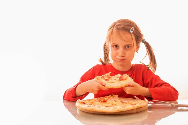 Lustige Mimik Der Schönen Kind Mädchen Genießt Leckere Scheiben Pizza — Stockfoto