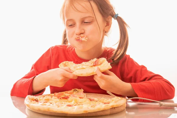 Lustiges Bild Der Schönen Kind Mädchen Genießt Leckere Scheibe Pizza — Stockfoto