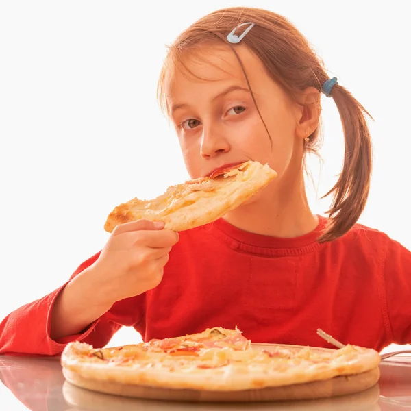 Porträt Der Schönen Kind Mädchen Genießt Leckere Scheibe Pizza Mag — Stockfoto