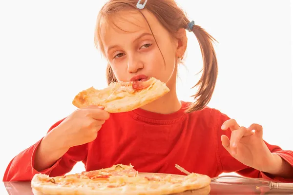 아름다운 소녀의 모습은 맛있는 피자를 즐기고 좋아하고 좋습니다 — 스톡 사진