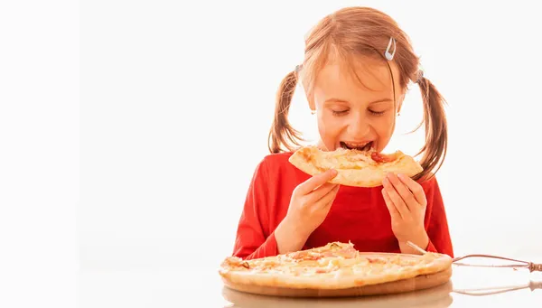 Porträt Der Schönen Attraktiven Kind Mädchen Genießt Leckere Scheibe Pizza — Stockfoto