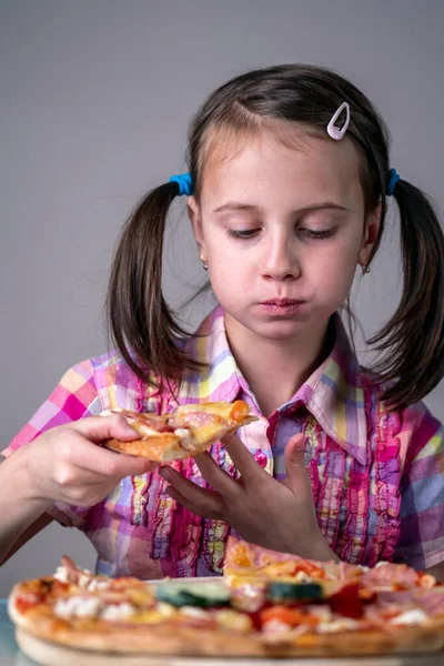 Vicces Portré Fiatal Éhes Gyermek Lány Eszik Street Food Pizza — Stock Fotó