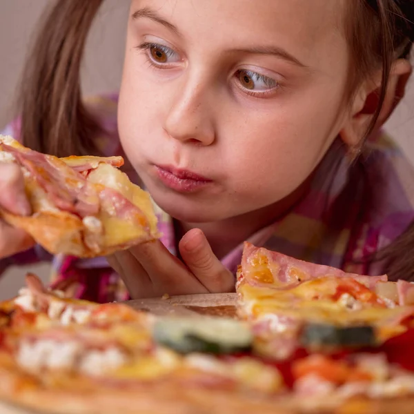 매력적 소녀의 초상화 길거리 피자를 먹는다 선택적으로 초점을 맞추라 — 스톡 사진
