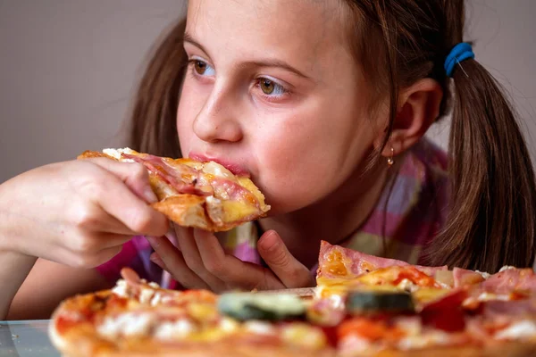 Fiatal Szép Csinos Lány Eszik Street Food Pizza — Stock Fotó