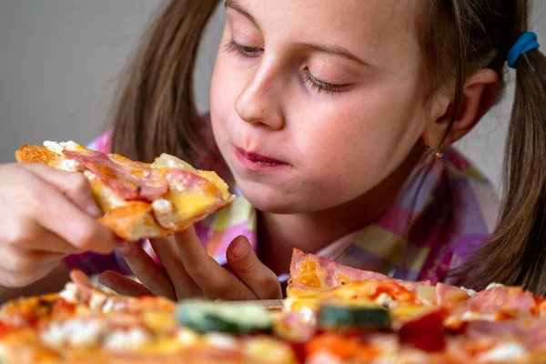 소녀는 맛있는 피자를 즐긴다 선택적 — 스톡 사진